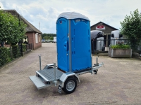 Toiletcabine op aanhangwagen